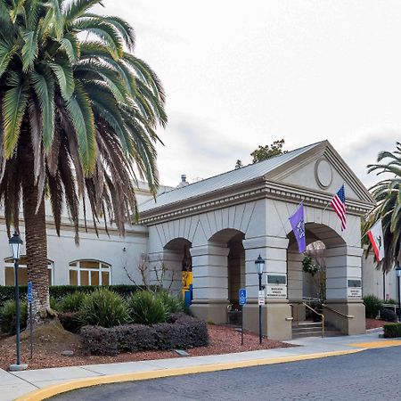 Lions Gate Hotel McClellan Exterior photo